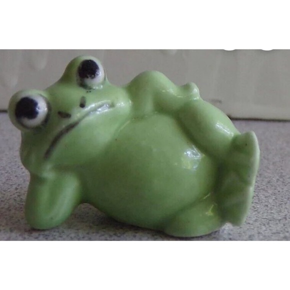 Miniature Bored GREEN FROG 1/2" x 1" Figurine - Picture 1 of 5